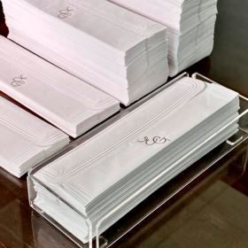 200 Toalhas Lavabo Clássica PERSONALIZADAS + Suporte de Acrílico