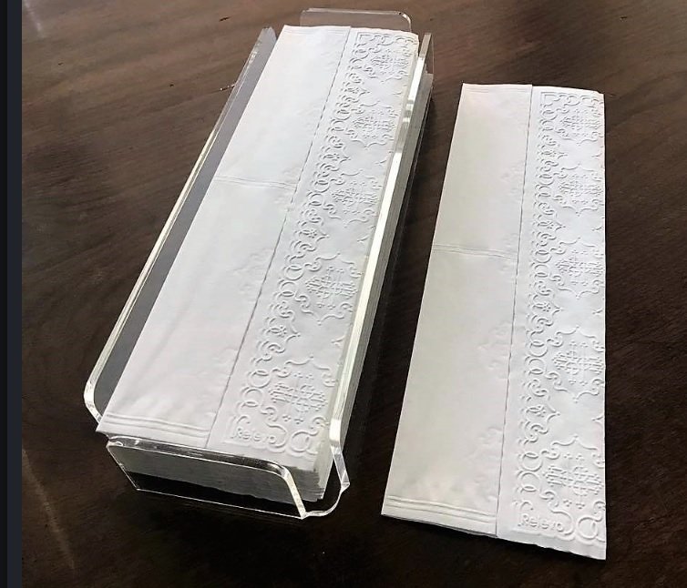 100 Toalhinhas Lavabo Trevo SEM PERSONALIZAÇÃO + 1 Suporte em acrílico